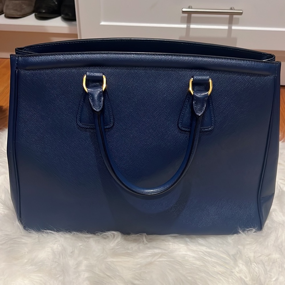 Prada bag - Picture 2 of 7